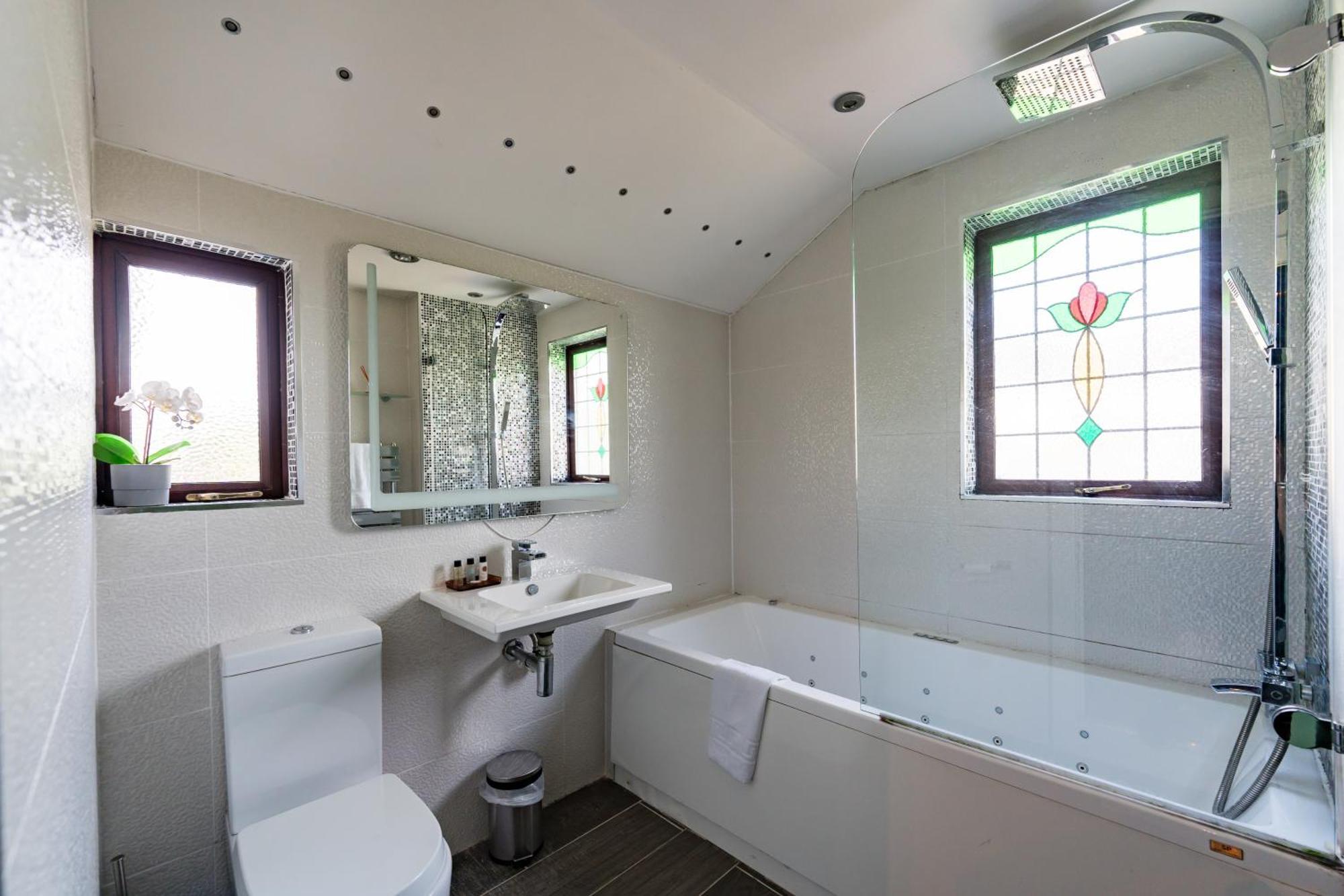 City Retreat, Spacious 4 Bed House, Games Room, Parking, Hot Tub & Bbq Cardiff Dış mekan fotoğraf