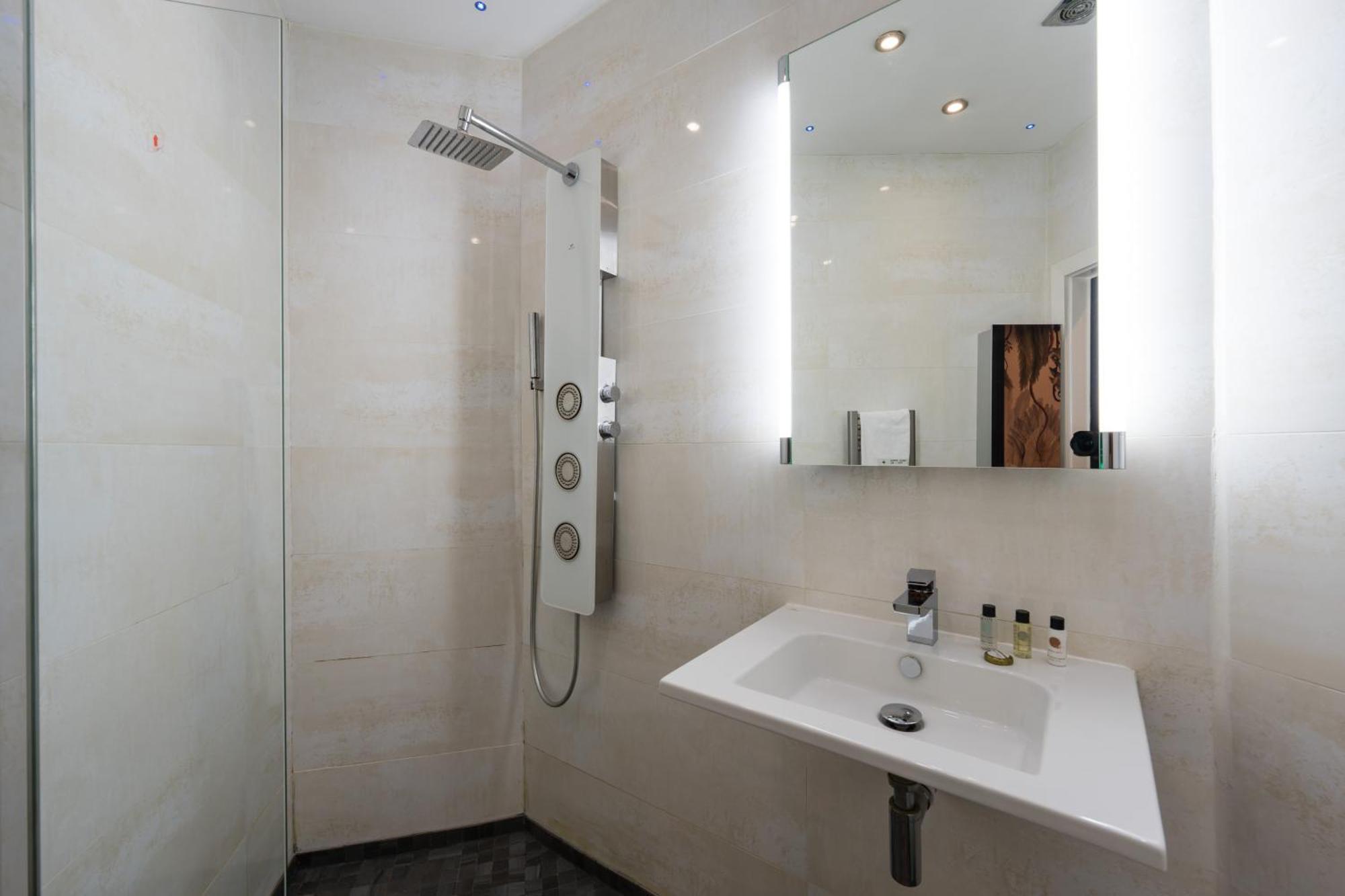 City Retreat, Spacious 4 Bed House, Games Room, Parking, Hot Tub & Bbq Cardiff Dış mekan fotoğraf
